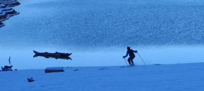 Et hop! un petit ride à ski jusque sur la grève! Amusant ce concept de ski-yak ! :-)