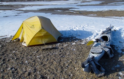 Au matin tout est gelé : skis, ponts des kayaks, bottes, jupes, double toit de la tente...