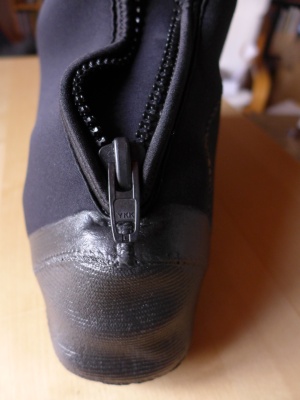 L'ouverture frontale par zip permet un accès aisé à toutes les boucles de serrage de la chaussure, y compris le dernier. 