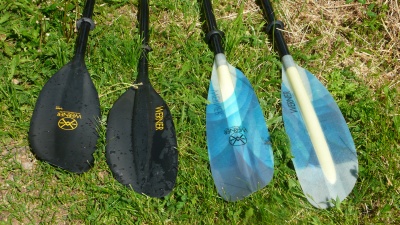 pagaies Werner kayak mer démontable [2 brins] ; à gauche, la Tybee CF, à droite la Camano Premium