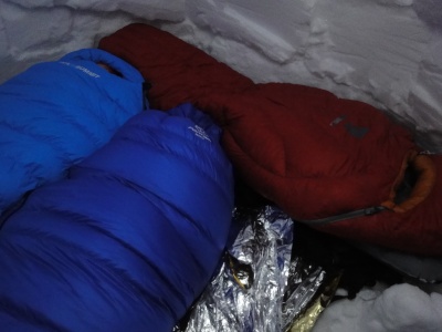 Nuit de test de matelas de sol et sacs de couchage en igloo