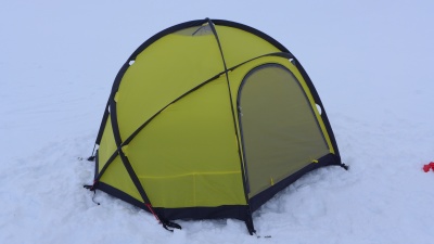 Tente intérieure de forme hoctogonale. Les 4 arceaux qui structurent la tente intérieure se croisent 7 fois (seulement 3 fois sur la Svalbard Camp 5, 5 fois sur une VE 25...)