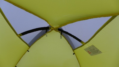 Au plafond de la tente intérieure, panneaux d'aération en moustiquaire.