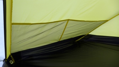 4 grandes poches de rangement sur chaque côté de la tente intérieure.