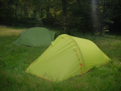 Tente CAMP Minima 3 SL - tente montée de côté avec la Vaude Mark Travel 3P