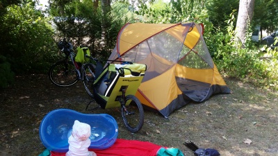 Tente gemini iv en voyage à vélo en famille avec remorque single trailer