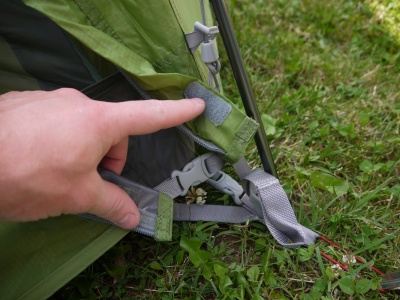 Tente Vaude Mark Travel 3p - caractéristiques ancrage et zip porte