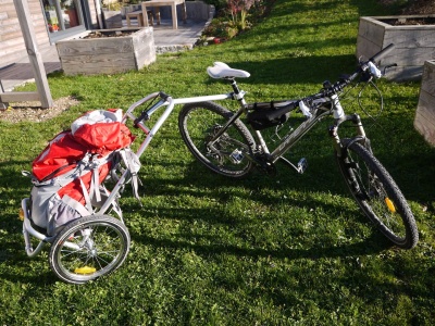 La remorque la galoppe mode vélo avec un sac de rando