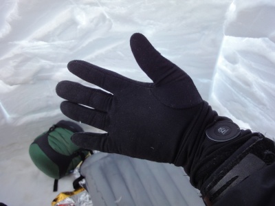 Les sous-gants X1 Heated Glove Liners dans l'igloo