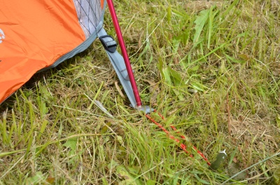 De larges sangles pour passer les sardines ou des cornières voire des skis