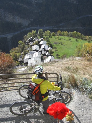 Descente dans la vallée de Zermatt. Les pentes sont bien raides et pourtant les villages se nichent là...