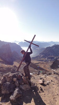 Montée du Thabor, on replante la croix qui guide les randonneurs