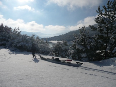 Kayak sur le lac de Serre-Ponçon après la neige de décembre 2008