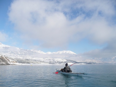 Kayak sur le lac de Serre-Ponçon après la neige de décembre 2008