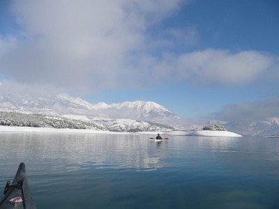 Kayak sur le lac de Serre-Ponçon après la neige de décembre 2008