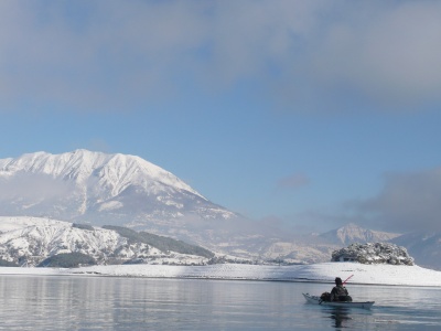 Kayak sur le lac de Serre-Ponçon après la neige de décembre 2008