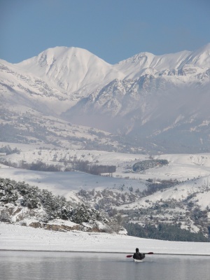 Kayak sur le lac de Serre-Ponçon après la neige de décembre 2008