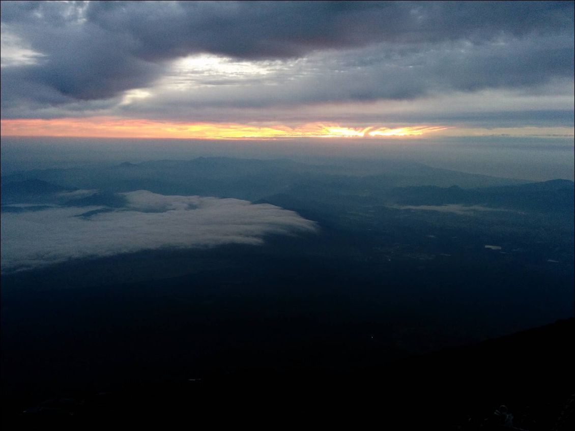 Le lever de soleil, dans les nuages...