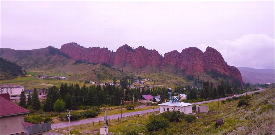 Les fameux rochers rouges, au dessus du village de Jeti ögüz