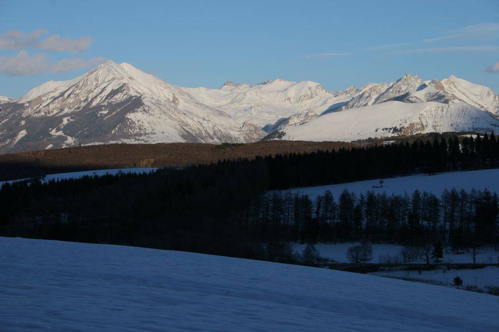 En empruntant la route de Gleize, je m'élève rapidement au-dessus du col Bayard et du site nordique aménagé pour la pratique du ski de fond.