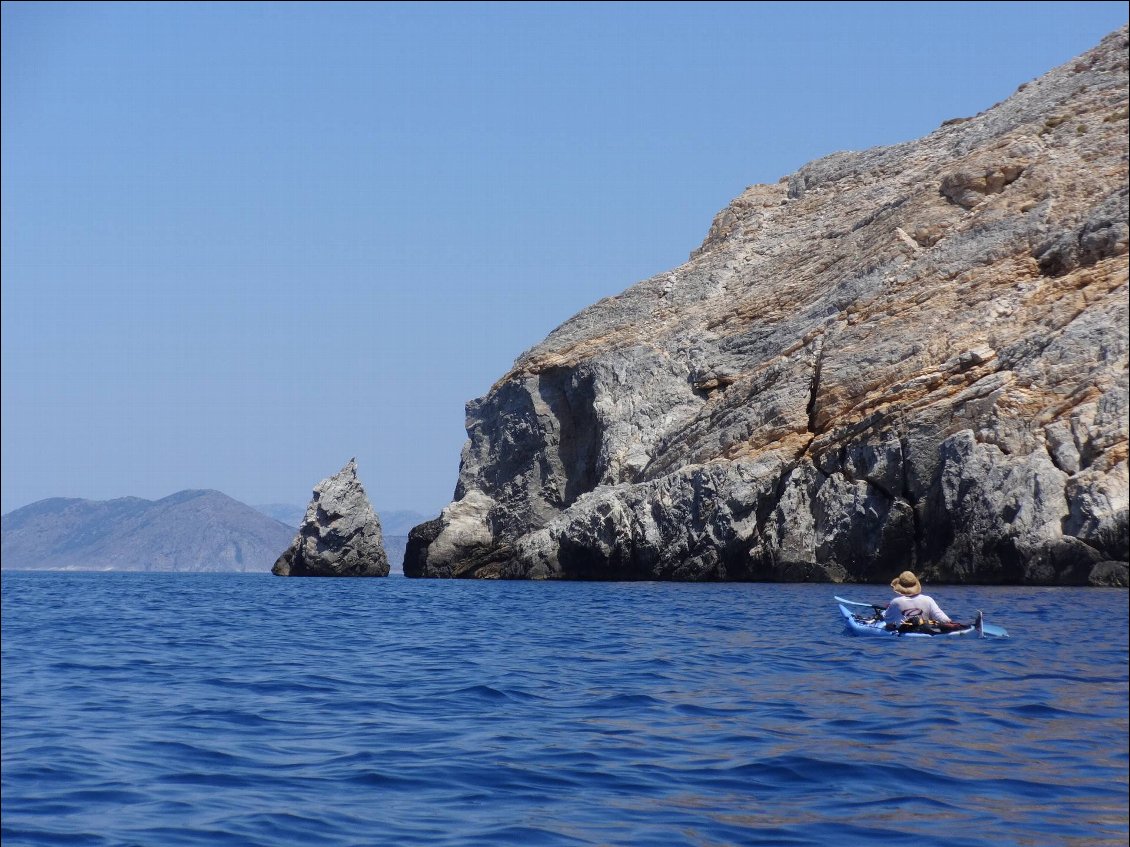 On parvient à la pointe NE d'Alonissos. Au loin d'autres îles où nous n'irons pas :-)