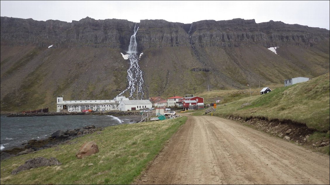 Il reste une 1/2 journée de marche de Djupavik pour rejoindre Nordurfjordur par la piste (environ 20km)
