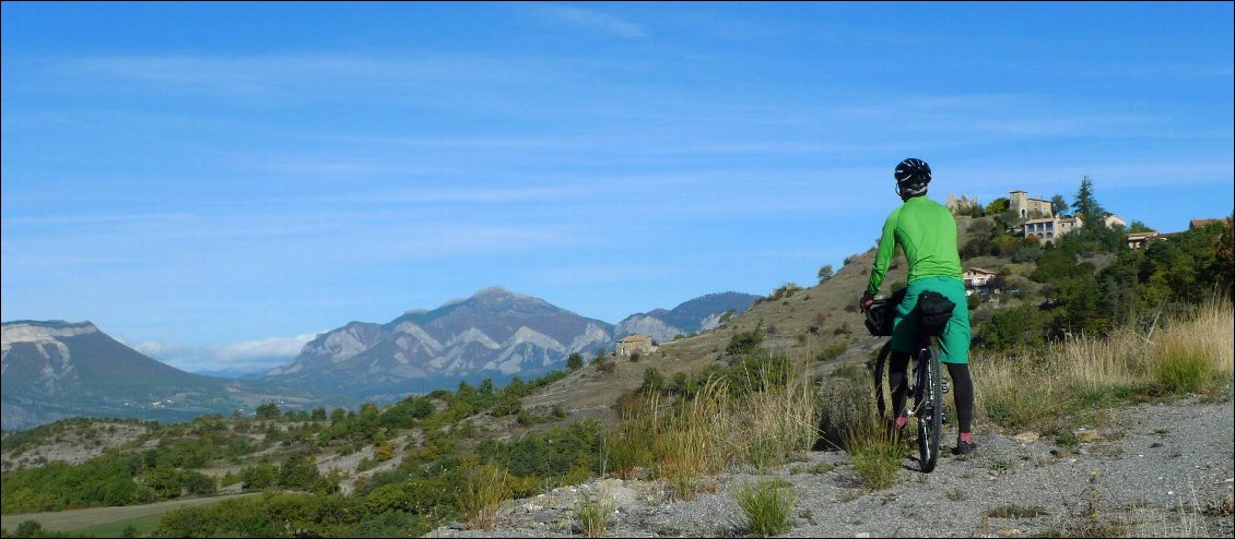 Une petite route déserte surplombe à distance la vallée de la Durance...