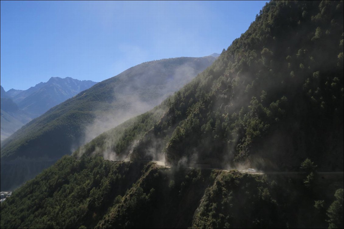 Le col-de-la-mort-qui-tue : la piste chaotique et poussiéreuse aura raison de nous, on jette l'éponge! - Sichuan