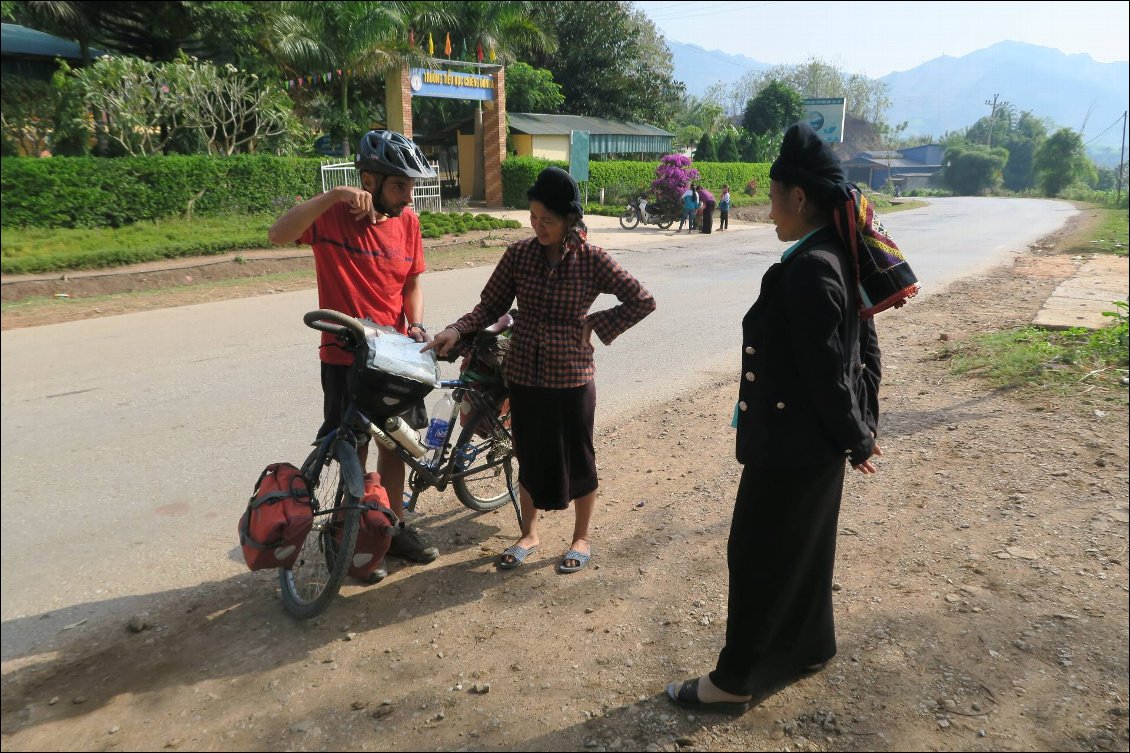 Les femmes thaï sont intriguées par nos vélos : mais vous allez où comme ça?