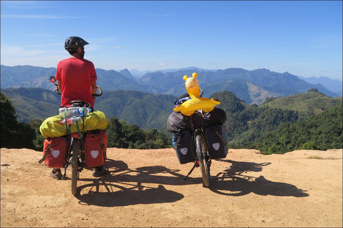 Sur les routes du nord Laos, on profite pleinement du paysage.