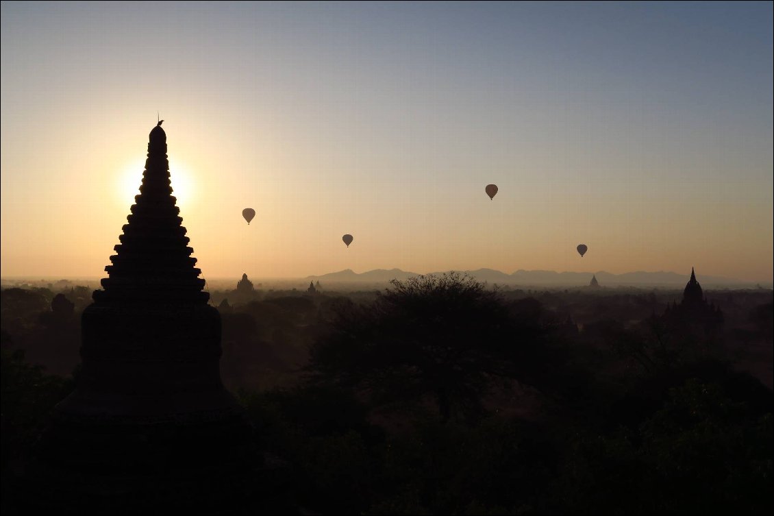 Les temples de Bagan au lever du soleil