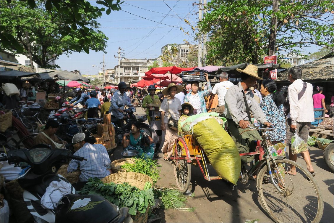 Sur le marché de Mandalay
