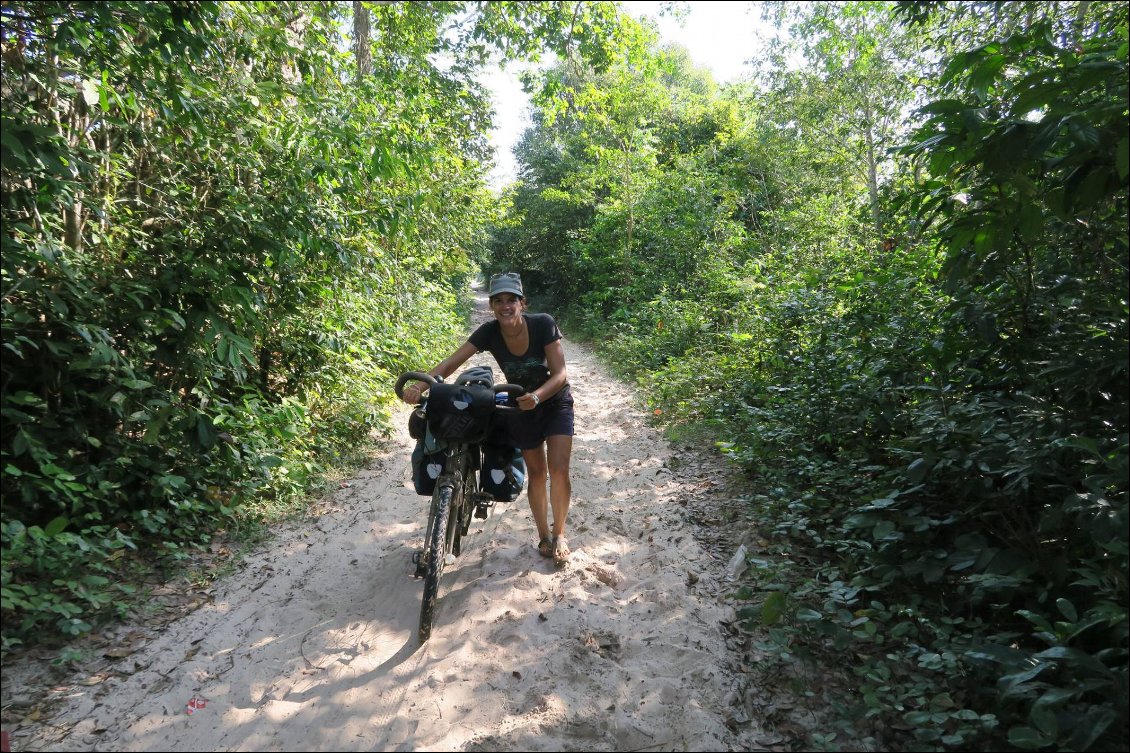 La route 66 qui rejoint Angkok : bien loin de son homonyme américaine, ici on pédale dans le sable (enfin quand on peut ;)