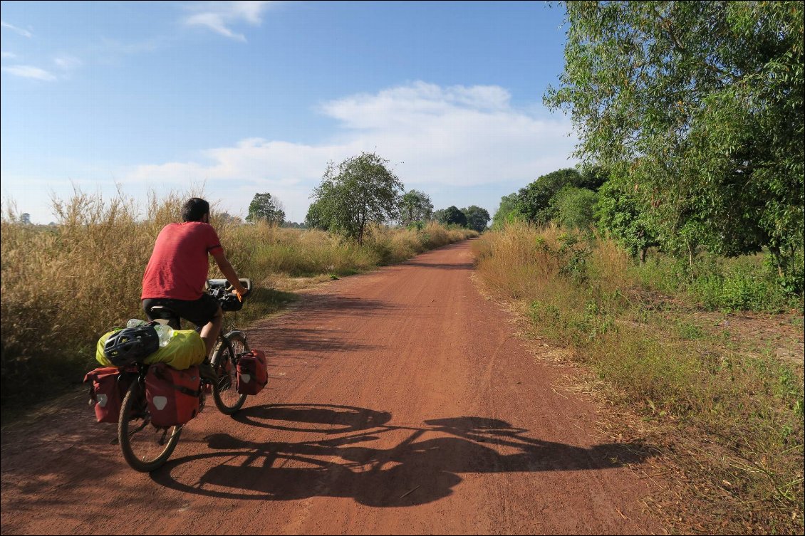 A l'approche de Siem Reap, on traverse de petits villages perdus sur ces pistes poussiéreuses.