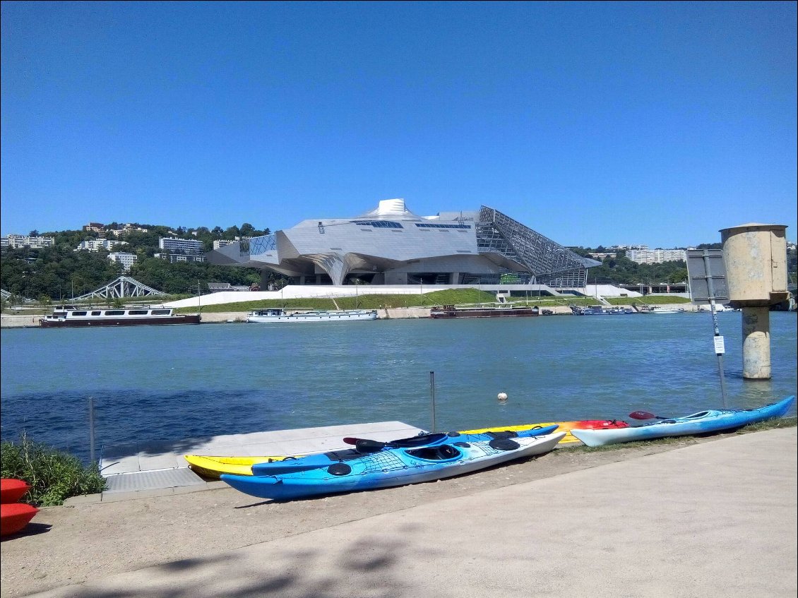 Confluence à Lyon; correspondance immédiate en kayak pour les Feyssines.