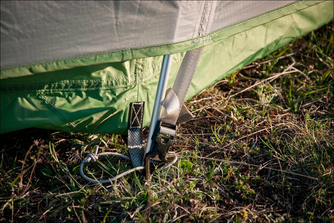 De même, sur les côtés de la tente, ajuster la tension est très facile.