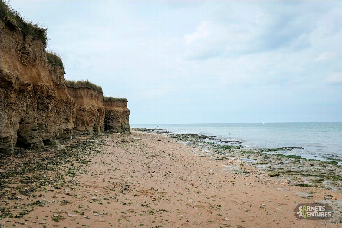 Lion-sur-mer, côte de Nacre.
Au milieu de kilomètres de plages de sable, une courte section de falaises surprenantes. Cette petite zone sera infranchissable avec la marée actuelle.