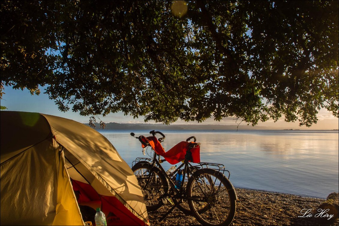 4# Léo HERY
Bivouac au bord du lago Rupanco dans la région des lacs au Chili lors d'un voyage de 6 mois à vélo en Amérique du Sud en 2017.
Voir le site de Léo vertical-horizons.