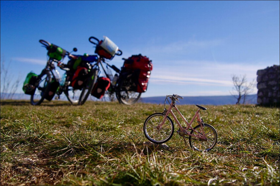 Ptit Vélo, notre compagnon de route offert par notre ami Duch avant notre départ.
Cyclo-grimpeurs autour du monde, Small world on a bike
Par Noémie et Adam Looker-Anselme