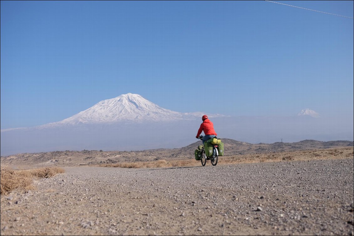 Au pied du mont Ararat, frontière entre la Turquie et l’Arménie, juste avant l’Iran.
Un kiné à vélo vers la Nouvelle-Zélande, Physio on Hand
Par Romain Auclair