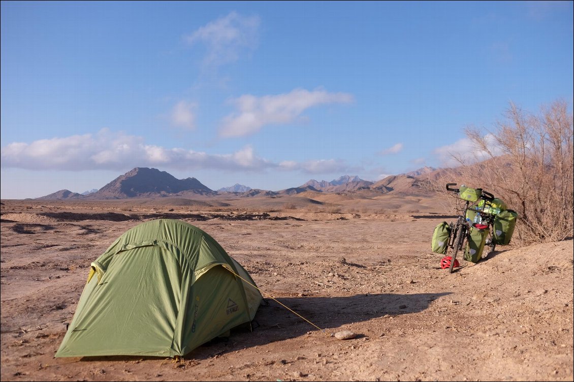 Bivouac dans le désert près de Yazd en Iran.
Un kiné à vélo vers la Nouvelle-Zélande, Physio on Hand
Par Romain Auclair