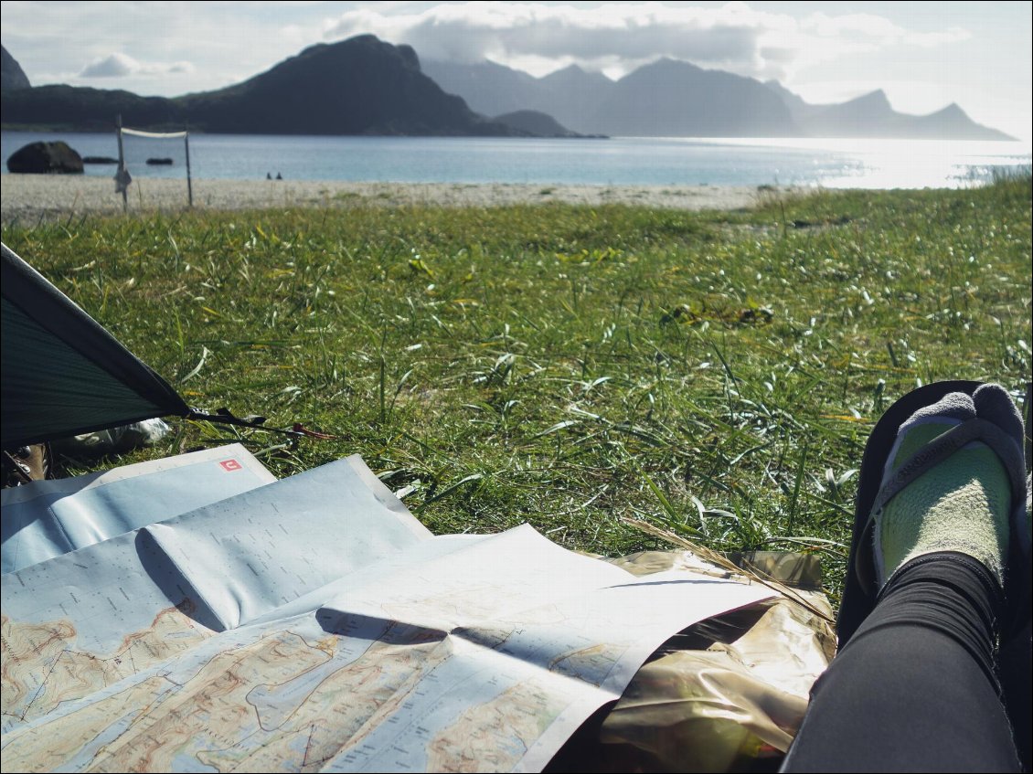 Le point sur la carte lors d'un trek aux Lofoten.
Photo : Hélène Degousée et Guillaume Pouyau
Voir son site Web summitcairn, ainsi que le  carnet sur Mytrip.