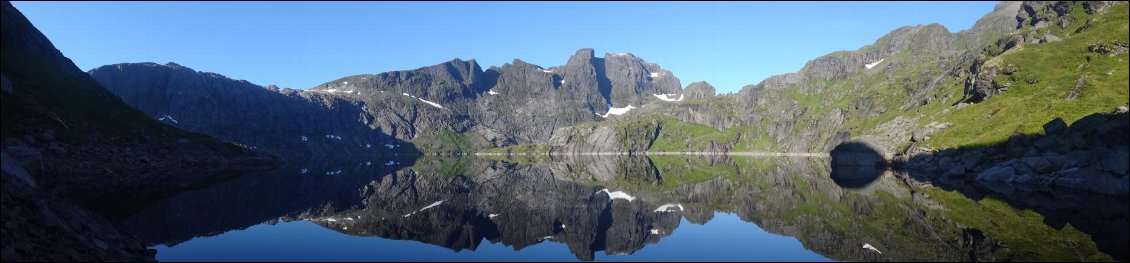 Symétrie parfaite dans les montagnes des Lofoten par un temps superbe !
Photo : Thierry Cunibil
