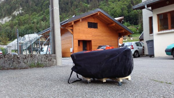 Le charriot en charge : 30 kg (peau et couples d'un kayak démontable + matos de navigation). Durant le voyage, deux sacs y seront empilées, soit environ 60kg.