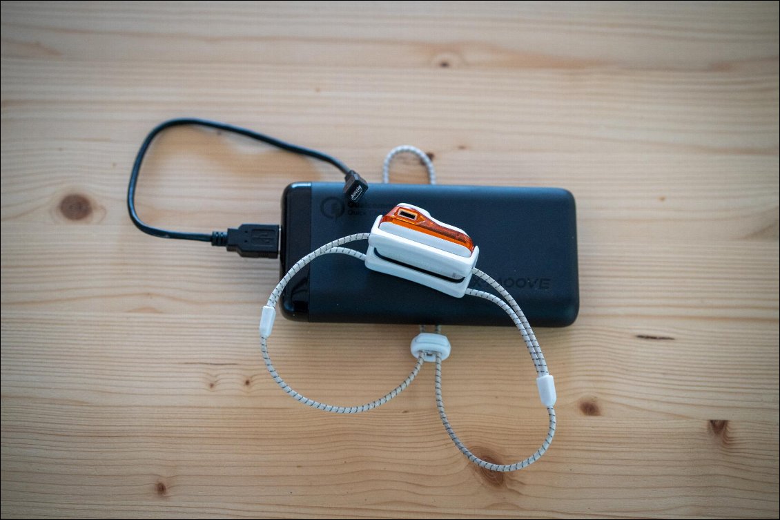 La prise micro-USB directement sur la frontale est très pratique pour la recharger en voyage. Seule surprise : elle est carrée, sans détrompeur. Étrange !