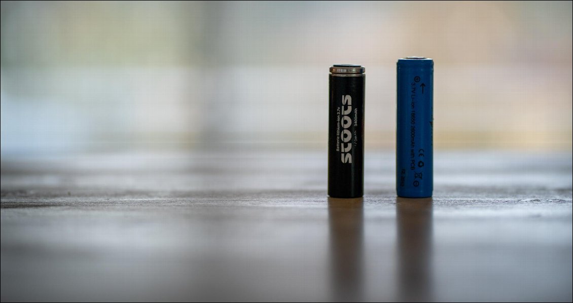 Les batteries 18650 de Stoots sont légèrement modifiées. Ainsi, on voit nettement la petite "gorge" en haut de la batterie.