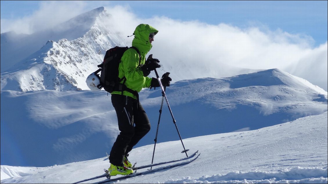 Ski de rando à + de 2500m d'altitude, froid et vent. Les gants chauffants sont bienvenus.