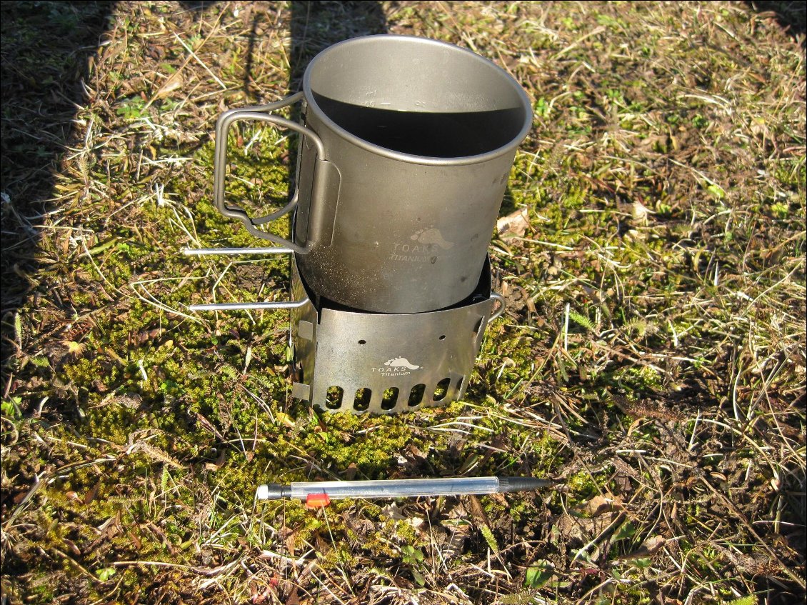 Pot Stand associé à un Siphon Stove et petite popote de la même marque