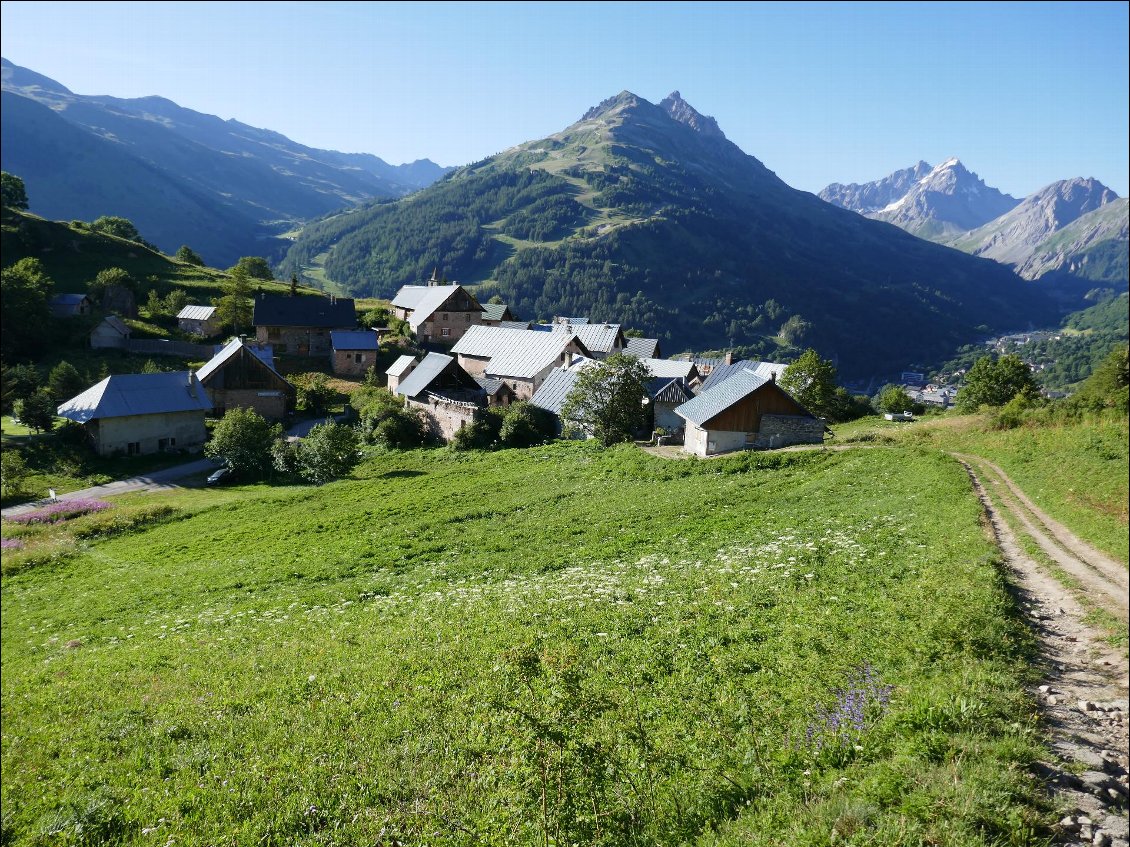 Magnifique petit hameau de Poingt Ravier au-dessus de Valloire sur le chemin vers la Grande Chible