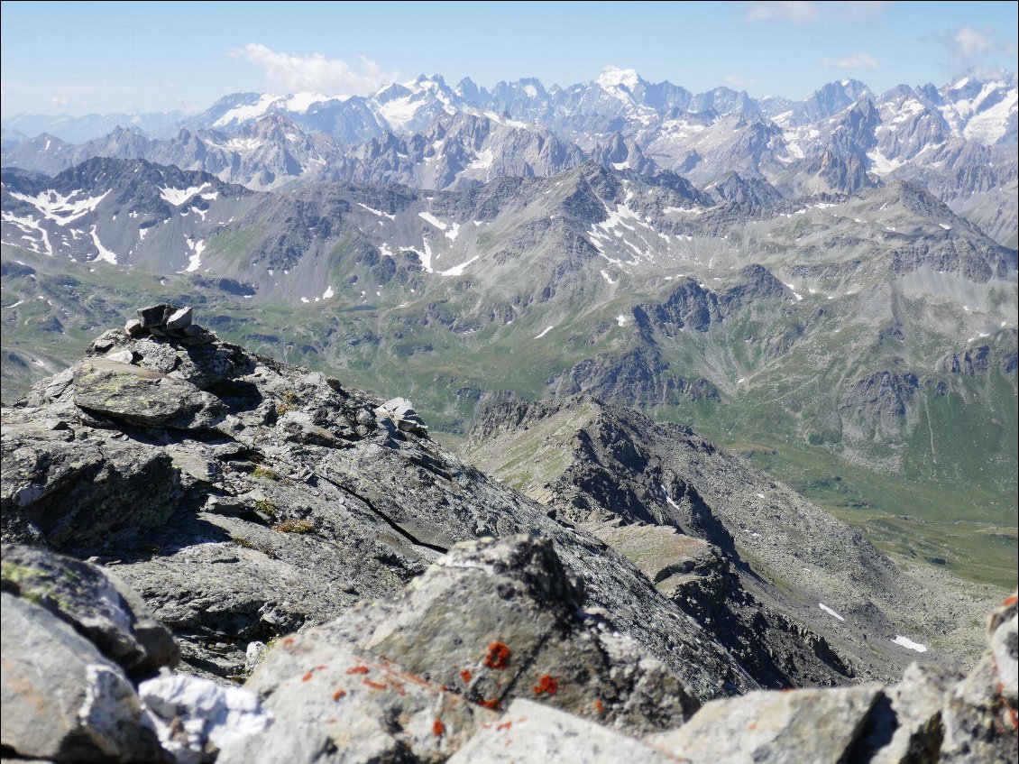 Vue du sommet de Roche Noire ; au fond, les Ecrins dominent.
